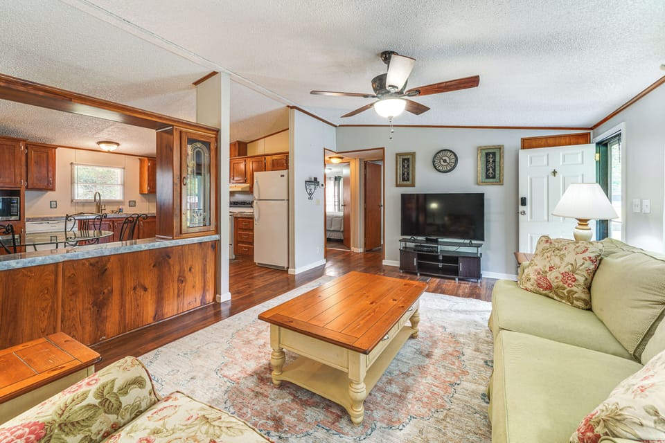Living Room | Free WiFi | Smart TV | Central A/C
