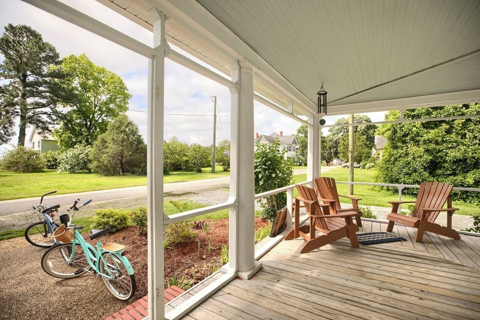 Wonderful large porch, say hi to people walking  large porch