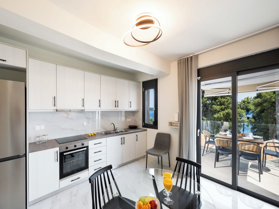 Deluxe Duplex, Sea View | Private kitchen | Electric kettle