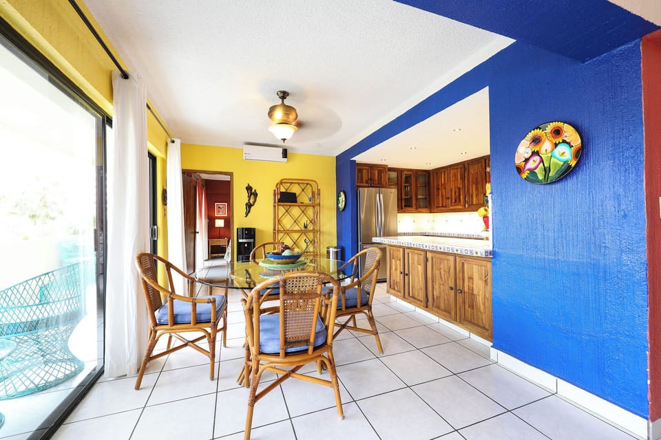 Dining Area & Kitchen
