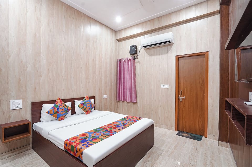 Deluxe Room | Egyptian cotton sheets, premium bedding, in-room safe, desk