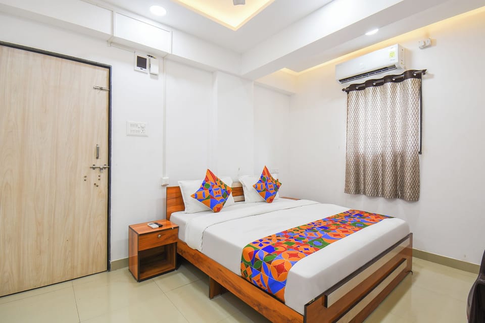 Deluxe Room | Egyptian cotton sheets, premium bedding, in-room safe, WiFi (free)