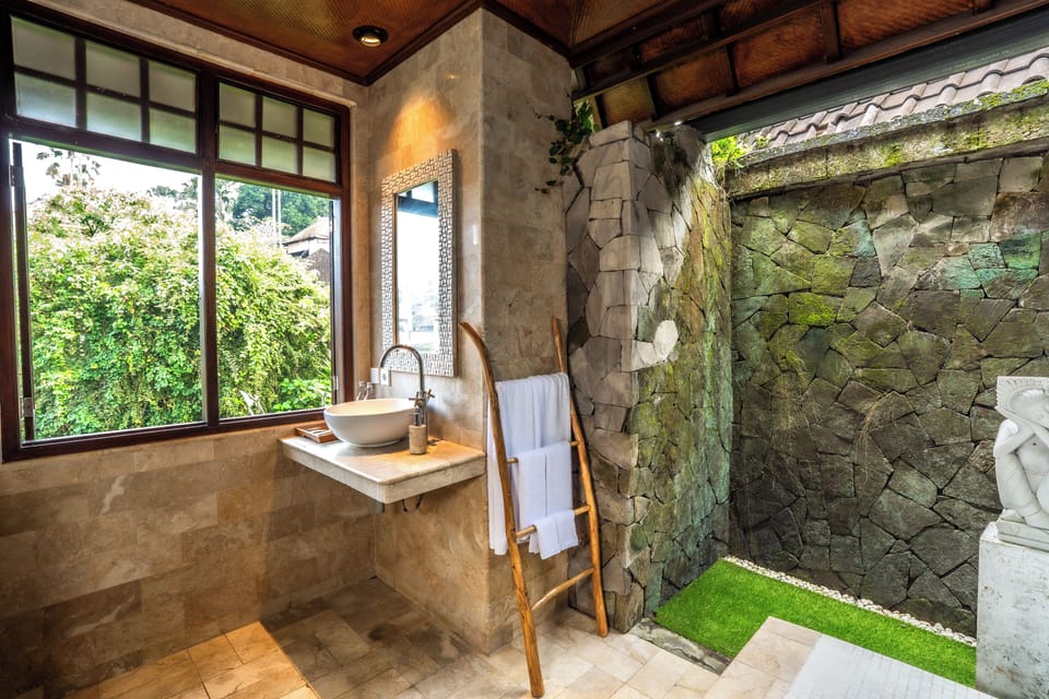 Grand Double Room | Bathroom | Shower, free toiletries, hair dryer, bathrobes