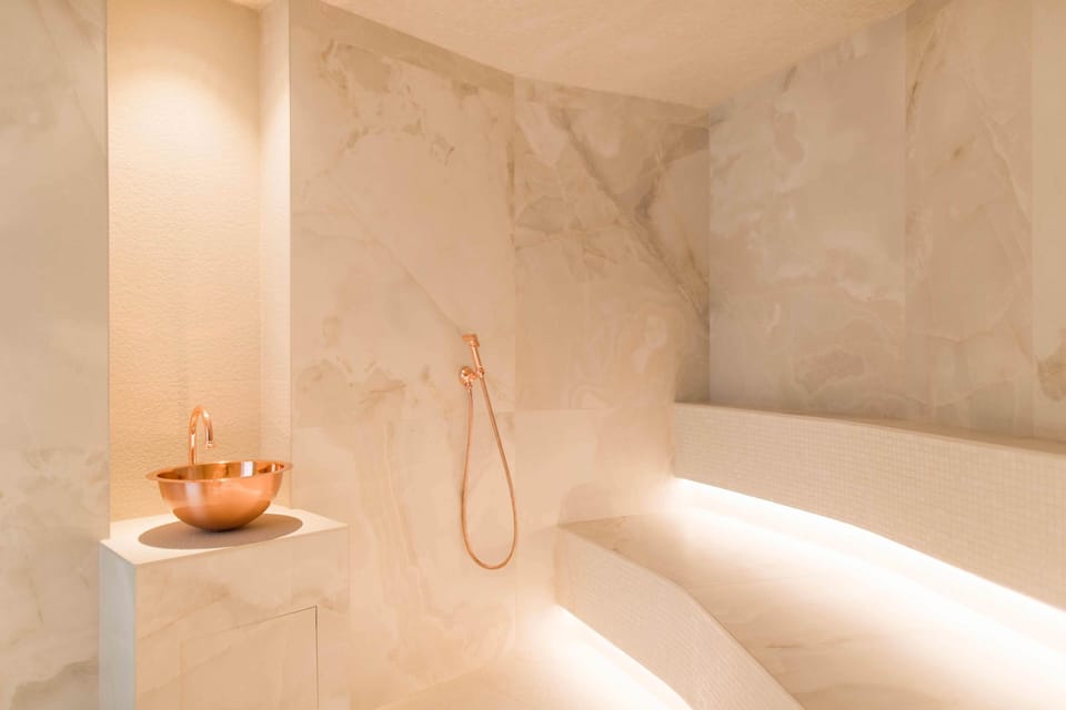 Couples treatment rooms, hot tub, steam room, Turkish bath
