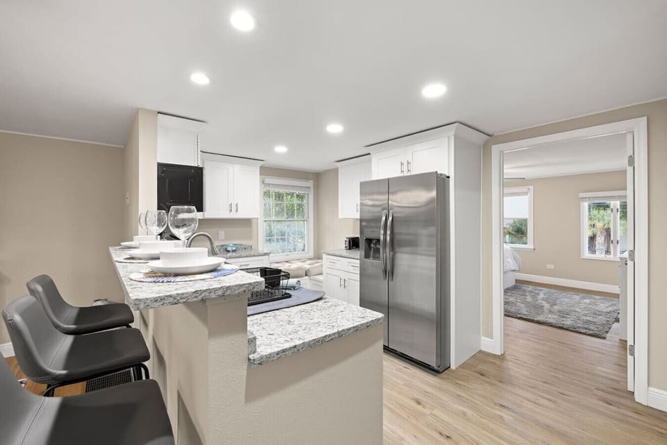Spacious and fully equipped kitchen, ideal for preparing meals and enjoying family time.