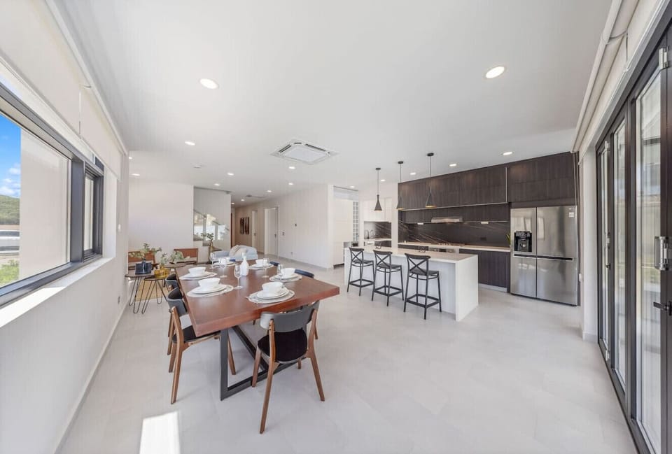 Whether it’s a laid-back breakfast or a lively dinner, this open kitchen and dining space is ready for good food and great company.