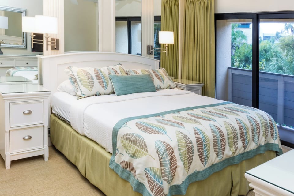 Alternative single queen bed in guest room.