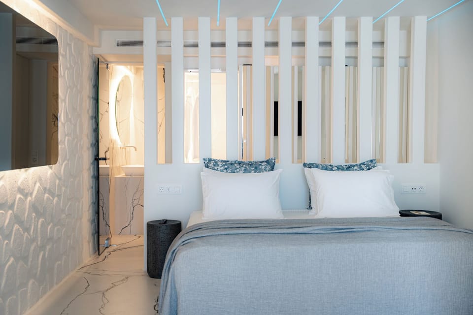 Luxury Suite, Sea View | Blackout drapes, soundproofing, free WiFi