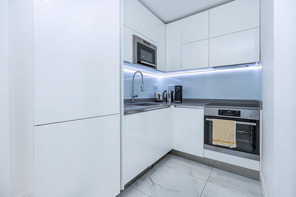 Apartment (Modern Flat, Steps from Oxford Street) | Private kitchen