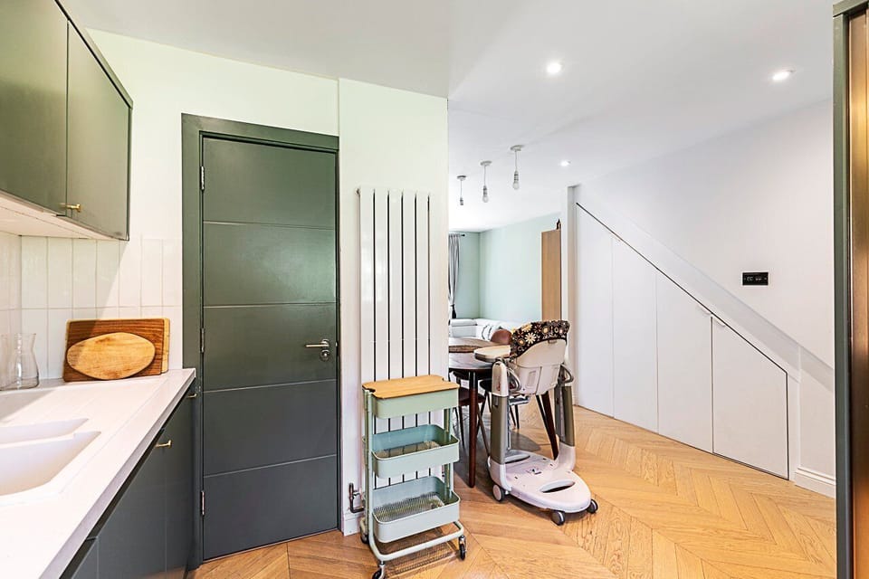 Apartment (Stylish Islington Garden Flat Sleeps ) | Private kitchen | Cookware/dishes/utensils