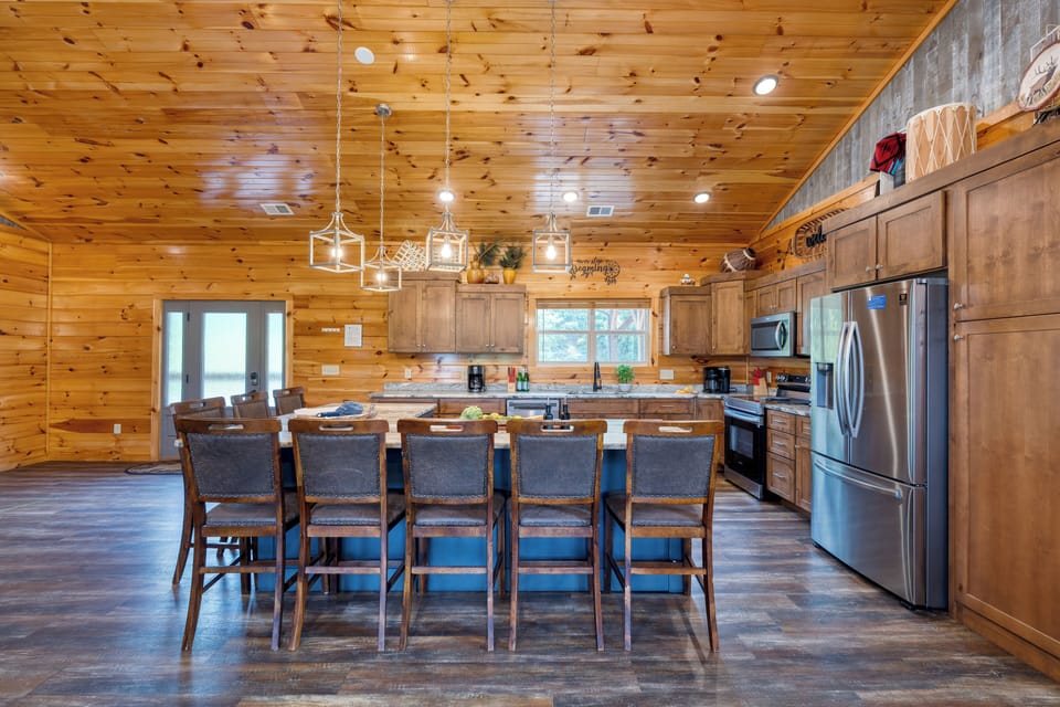 Enjoy casual dining and conversations at the kitchen counter.