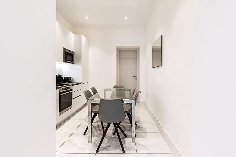 Apartment (Stylish Two-Bed Flat Near Oxford Circ) | Private kitchen