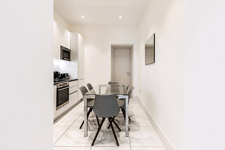Apartment (Stylish Two-Bed Flat Near Oxford Circ) | Private kitchen