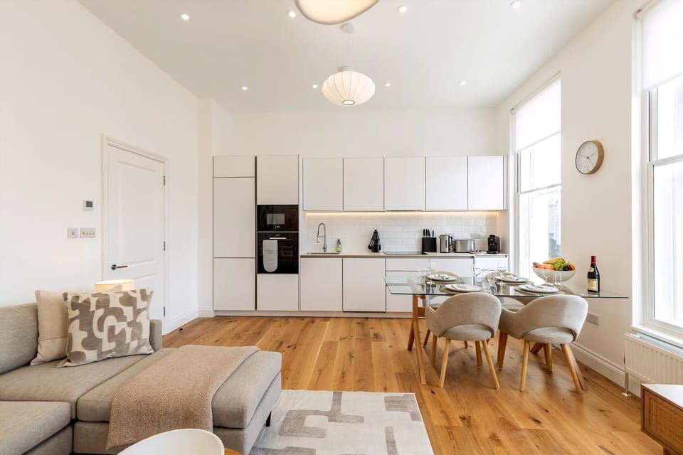 Apartment (Bright & Elegant Chelsea Getaway: Pri) | Living room