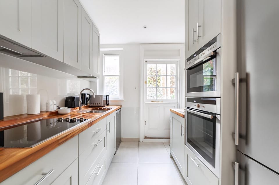 Apartment (Elegant Two-Level Kensington Apartmen) | Private kitchen | Cookware/dishes/utensils
