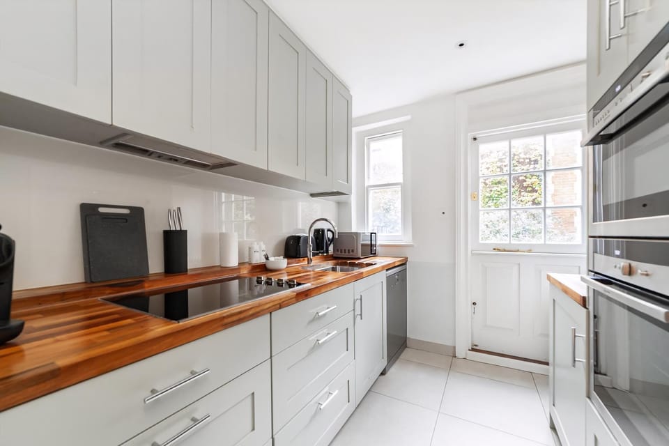 Apartment (Elegant Two-Level Kensington Apartmen) | Private kitchen | Cookware/dishes/utensils