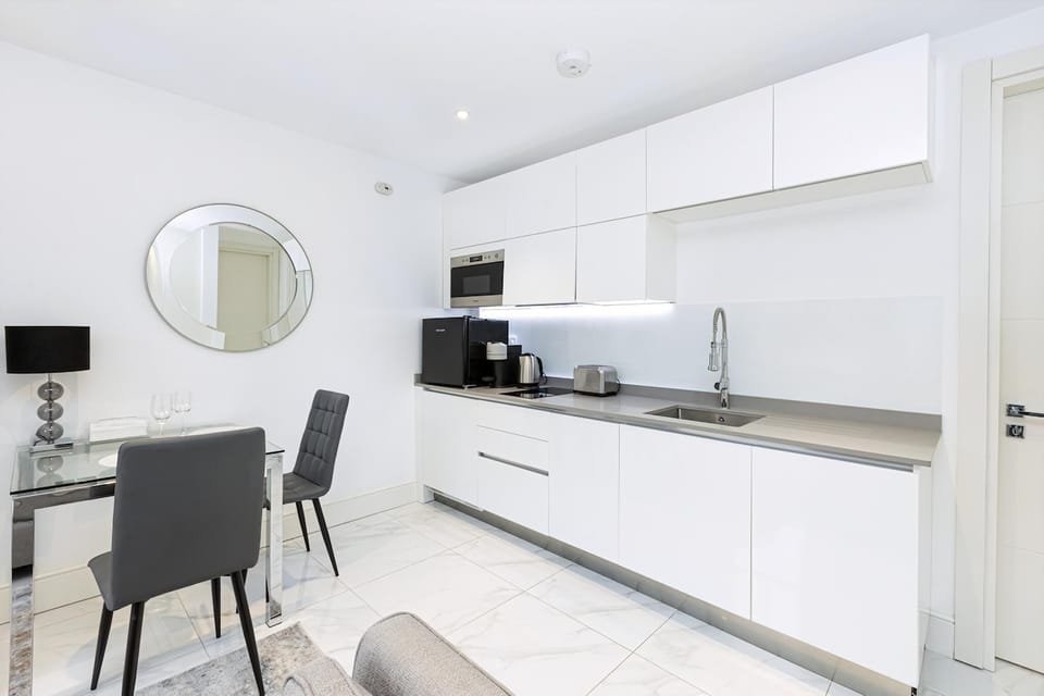Apartment (Stylish Studio Retreat in Trendy Mary) | Private kitchen