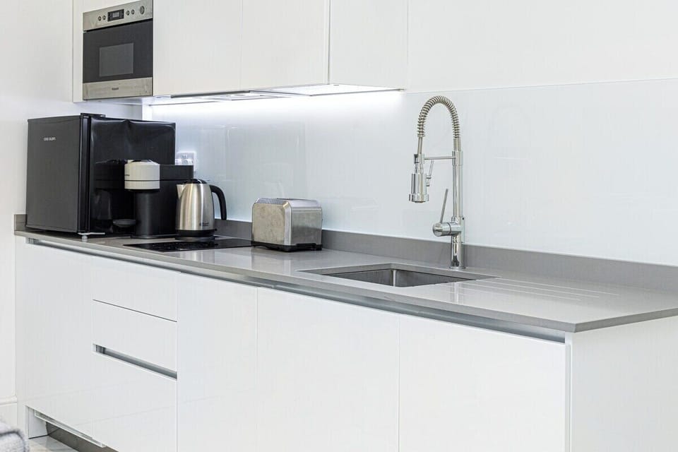 Apartment (Stylish Studio Retreat in Trendy Mary) | Private kitchen