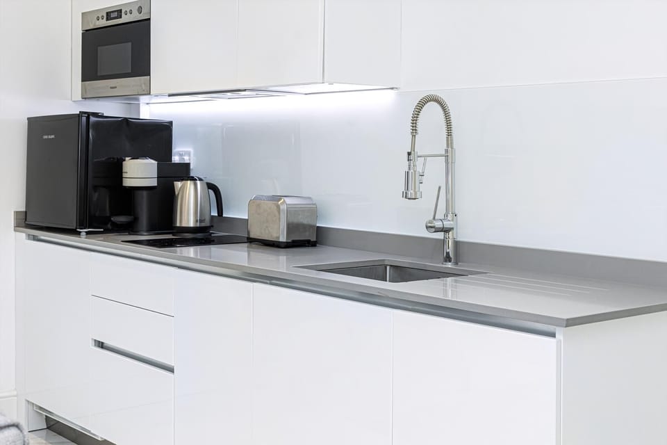 Apartment (Stylish Studio Retreat in Trendy Mary) | Private kitchen