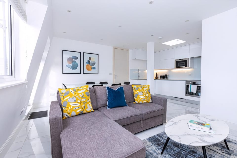 Apartment (Stylish Three-Bed Flat in Marylebone) | Living room