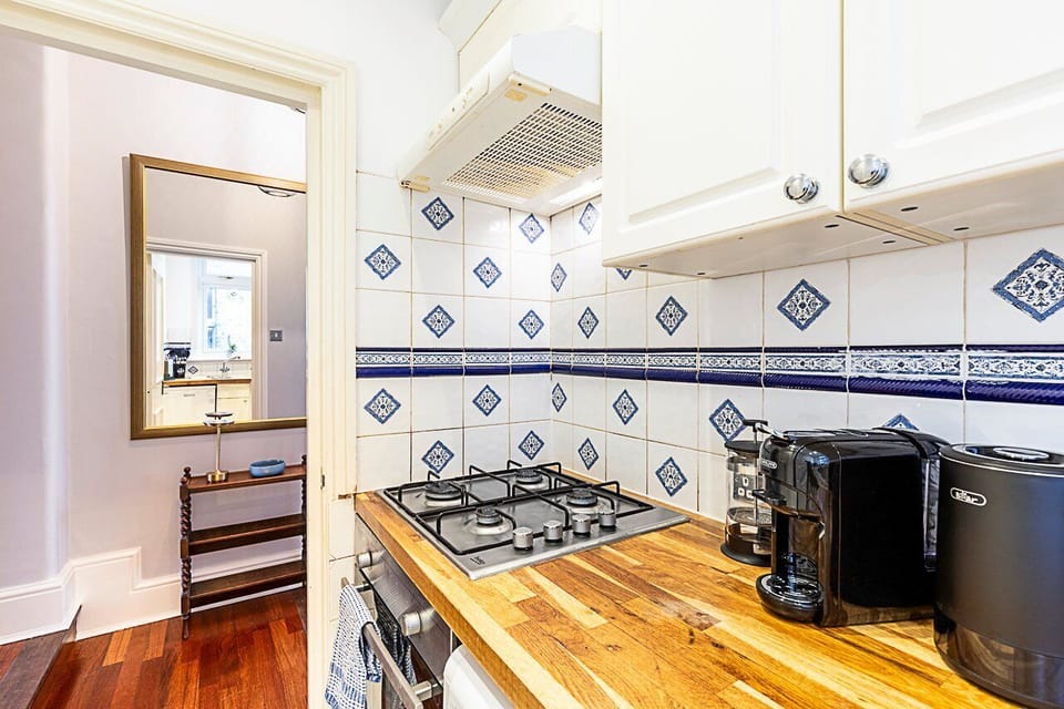 Apartment (Chic Garden Flat in Leafy Ealing) | Private kitchen