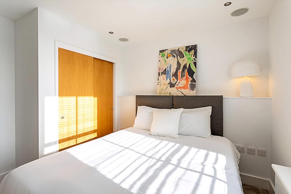Apartment (Elegant 3 bed apartment in Earl’s C) | 3 bedrooms, WiFi (free)