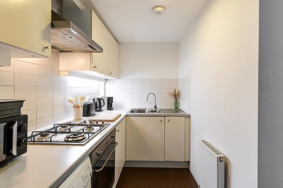 Apartment (Stylish Camden Flat Near Markets & Tu) | Private kitchen | Cookware/dishes/utensils