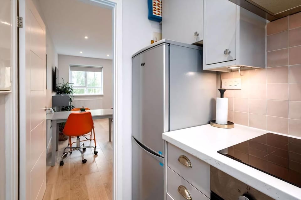 Apartment (Stylish Brixton Hill Studio with Mode) | Private kitchen