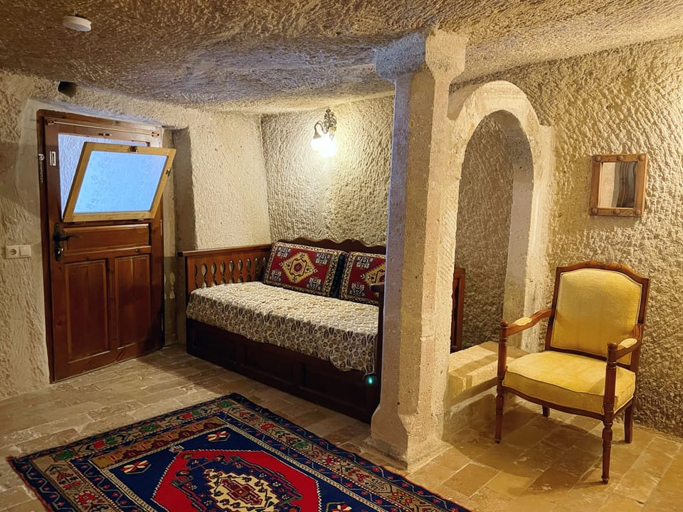 Royal Room | Living area | 43-inch Smart TV with satellite channels, Netflix, first-run movies