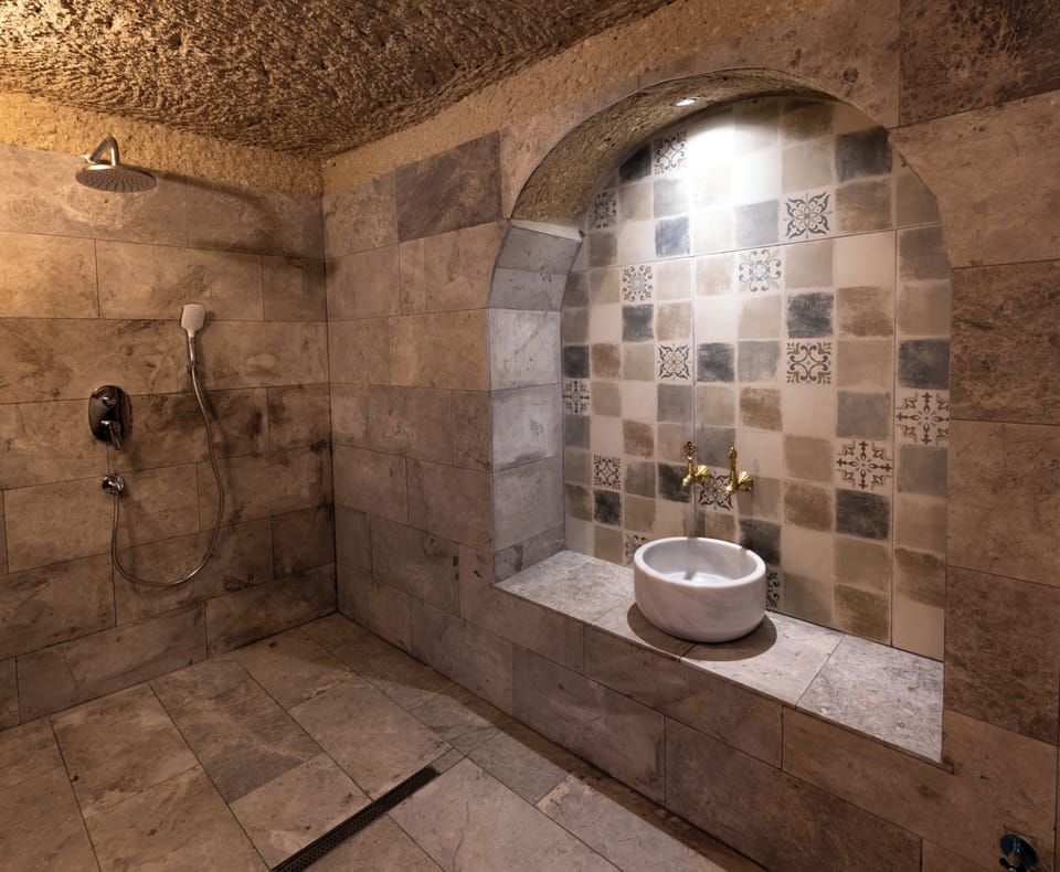 Cave Suite  | Bathroom | Shower, slippers, towels
