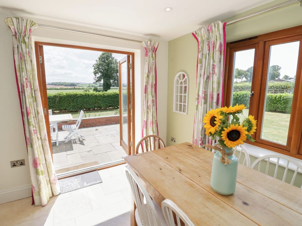 Cottage | Dining