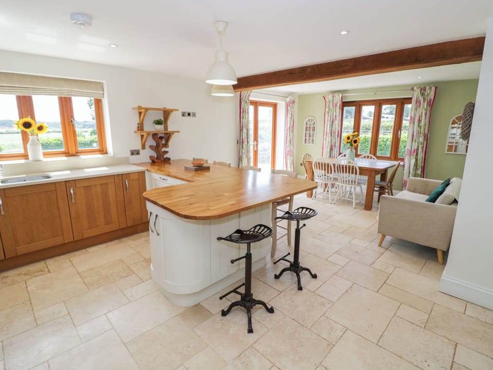 Cottage | Dining