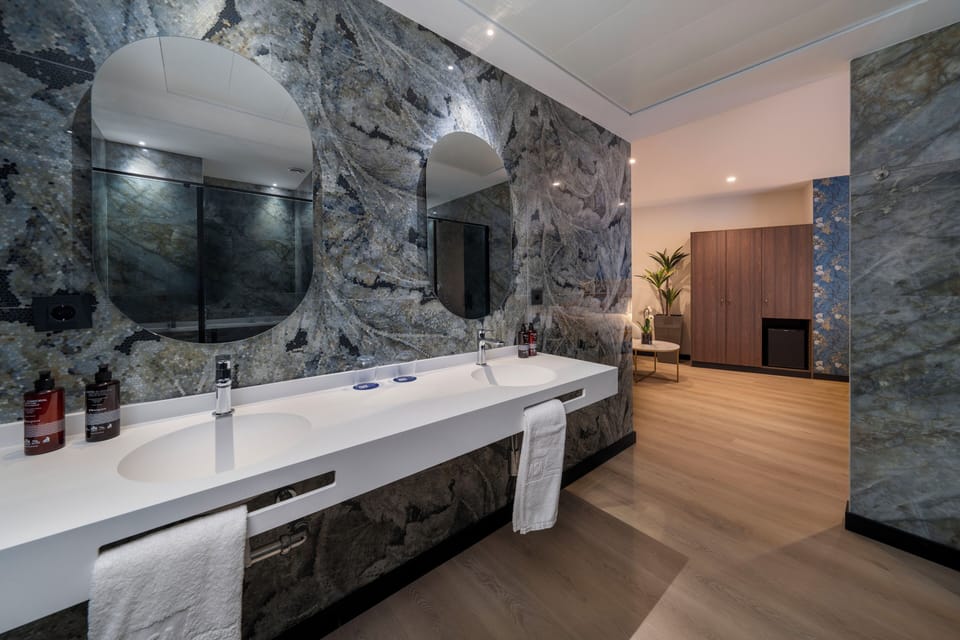 Junior Room | Bathroom | Shower, free toiletries, hair dryer, towels