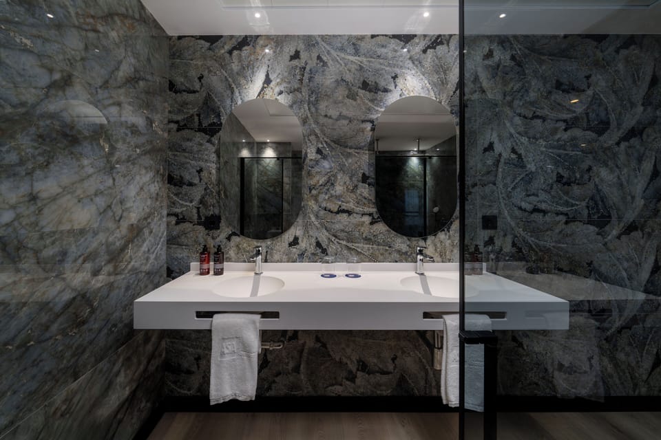 Junior Room | Bathroom | Shower, free toiletries, hair dryer, towels