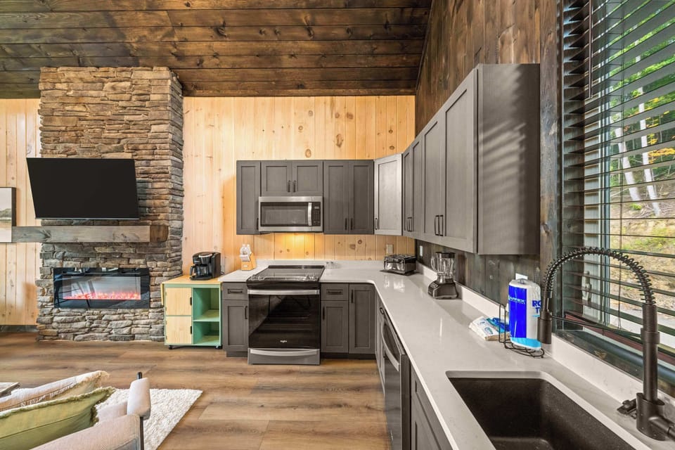 Full kitchen located to the right when you enter the front door. 