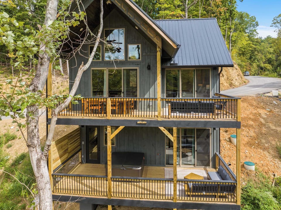 Back exterior cabin view
