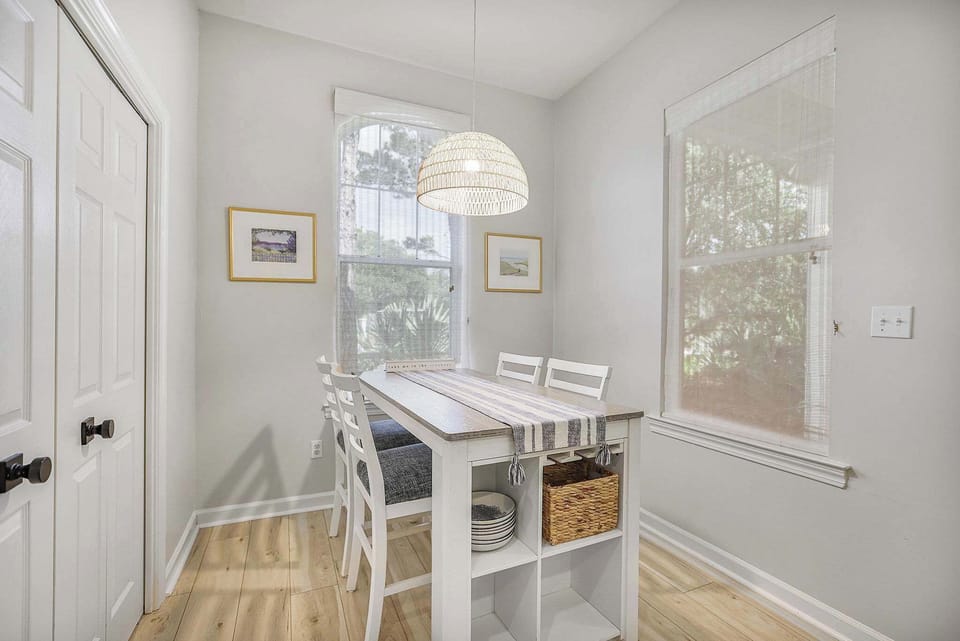 Breakfast nook table seats 4 