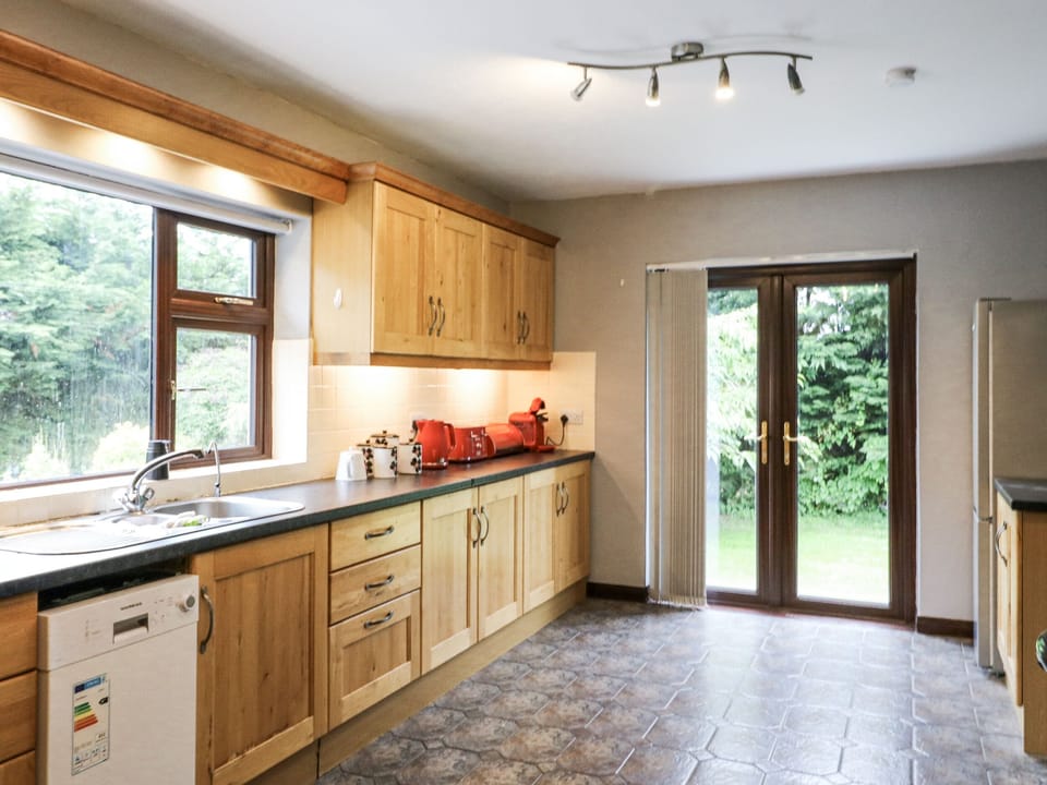 Cottage | Private kitchen | Fridge, microwave, dishwasher, toaster