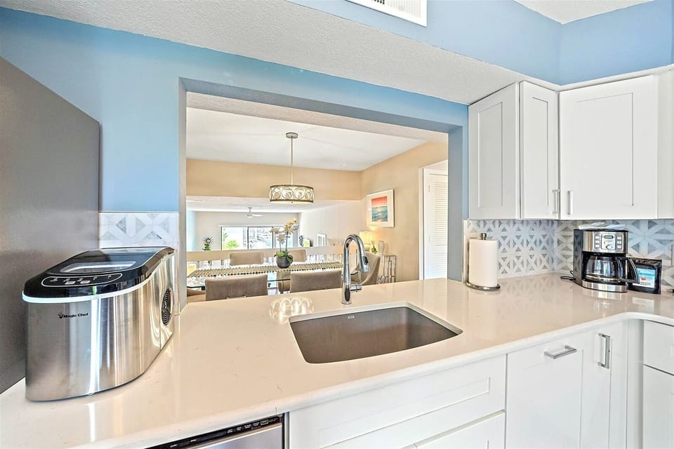 Townhome, 2 Bedrooms | Private kitchen | Coffee/tea maker, fridge, oven, stovetop