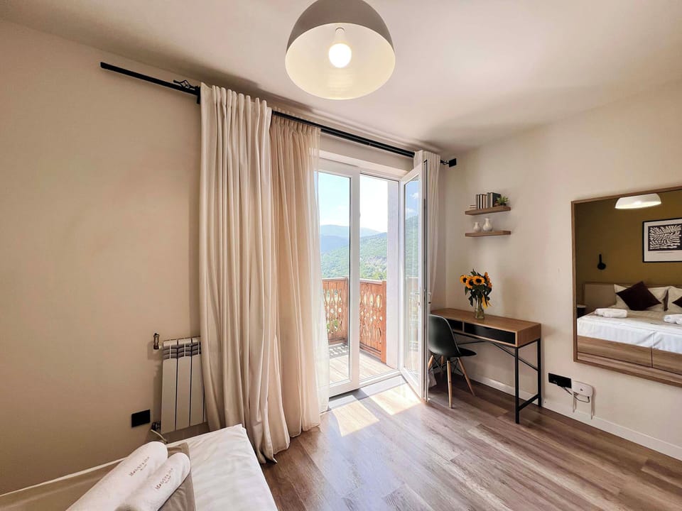 Superior Townhome, Balcony, Mountain View | Premium bedding, soundproofing, iron/ironing board