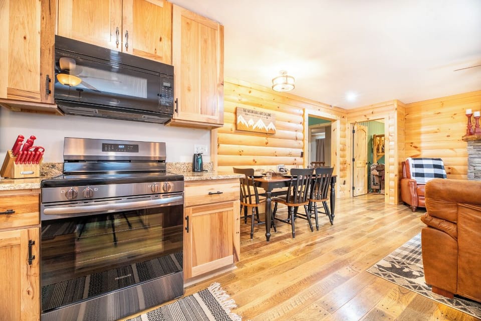 Oldham Ridge Retreat's kitchen and dining area