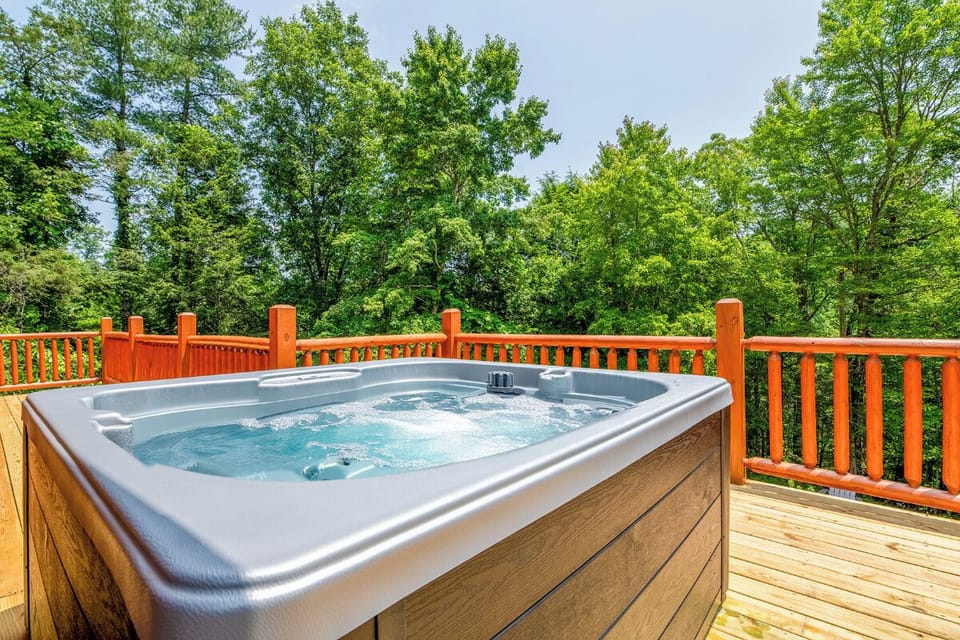 Oldham Ridge Retreat's bubbling hot tub