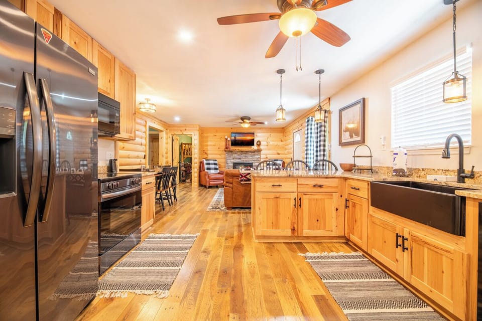 Oldham Ridge Retreat's fully-equipped kitchen