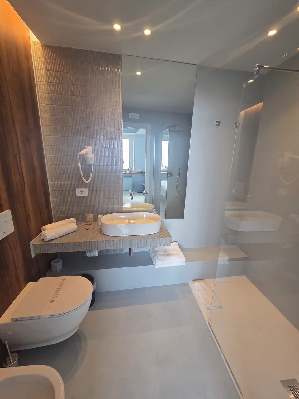 Room, Sea View | Bathroom | Shower, free toiletries, hair dryer, bidet