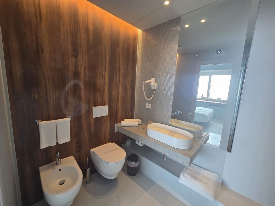 Room, Sea View | Bathroom | Shower, free toiletries, hair dryer, bidet