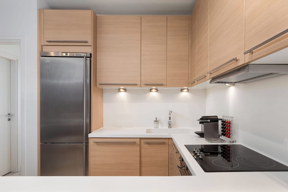Exclusive Apartment, Mountain View | Private kitchen | Full-size fridge, microwave, oven, stovetop
