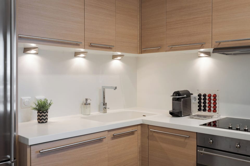 Exclusive Apartment, Mountain View | Private kitchen | Full-size fridge, microwave, oven, stovetop