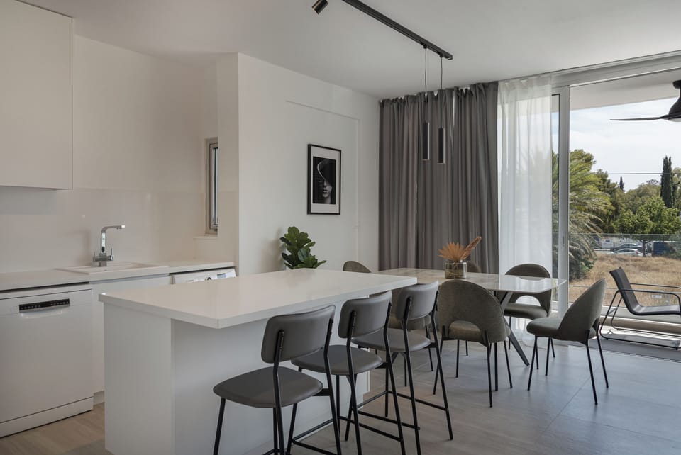 Luxury Apartment, City View | Private kitchen