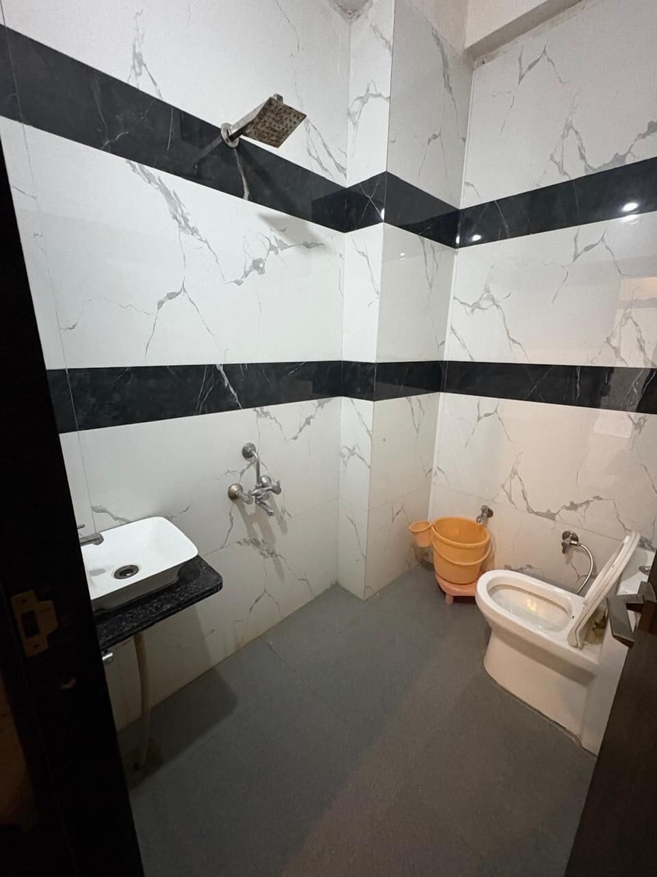 Classic Room | Bathroom | Separate tub and shower, towels, soap, shampoo