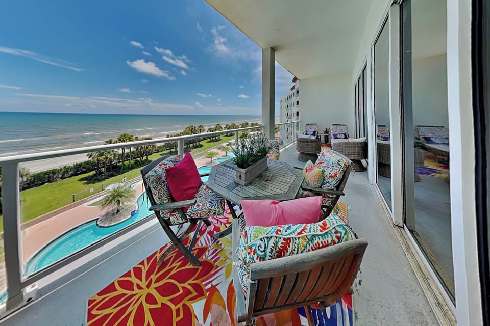 Condo (3 Bedrooms) | Front of property